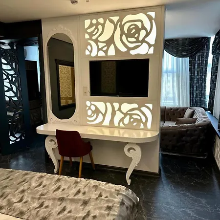 Golden Rose Deluxe Hotel