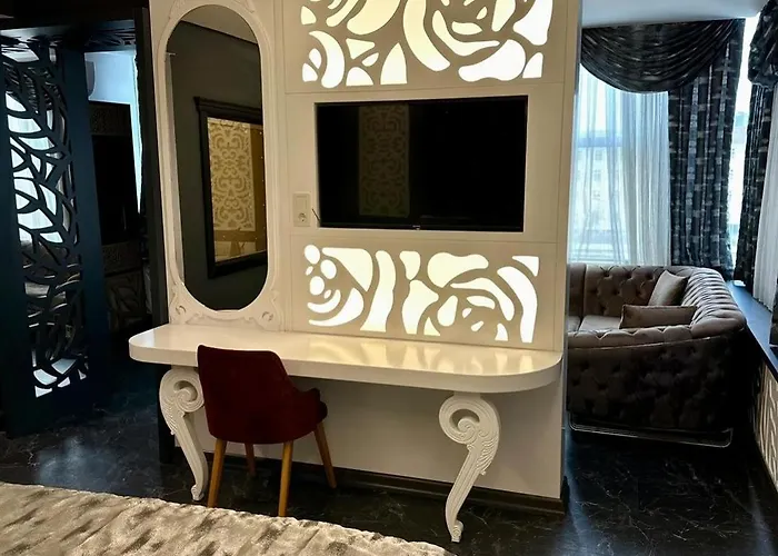 Golden Rose Deluxe Hotel