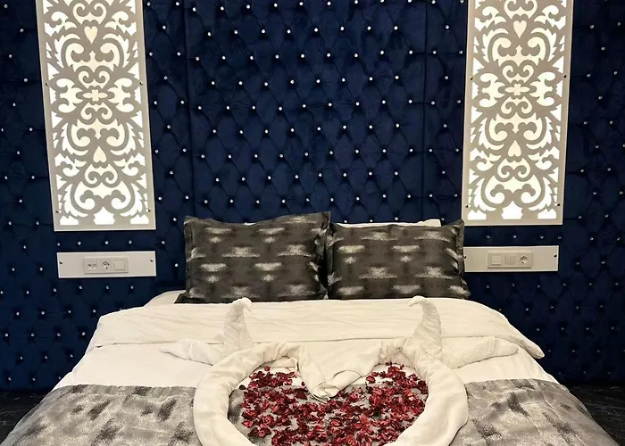 Golden Rose Deluxe Hotel