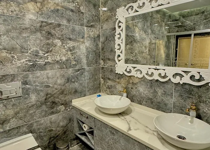 Golden Rose Deluxe Hotel